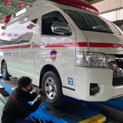 緊急車両のタイヤ交換