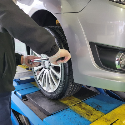 緊急車両のタイヤ交換